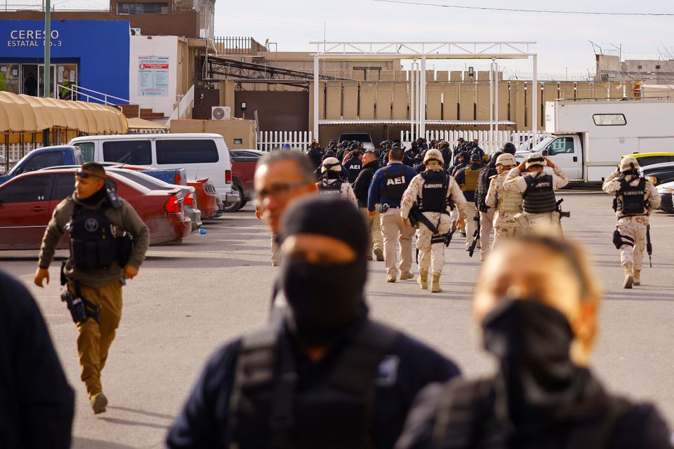 Security forces arrive at Cereso number 3 state prison after unknown assailants entered the prison and freed several inmates, resulting in injuries and deaths, according to local media, in Ciudad Juarez, Mexico January 1, 2023. REUTERS /Jose Luis Gonzalez