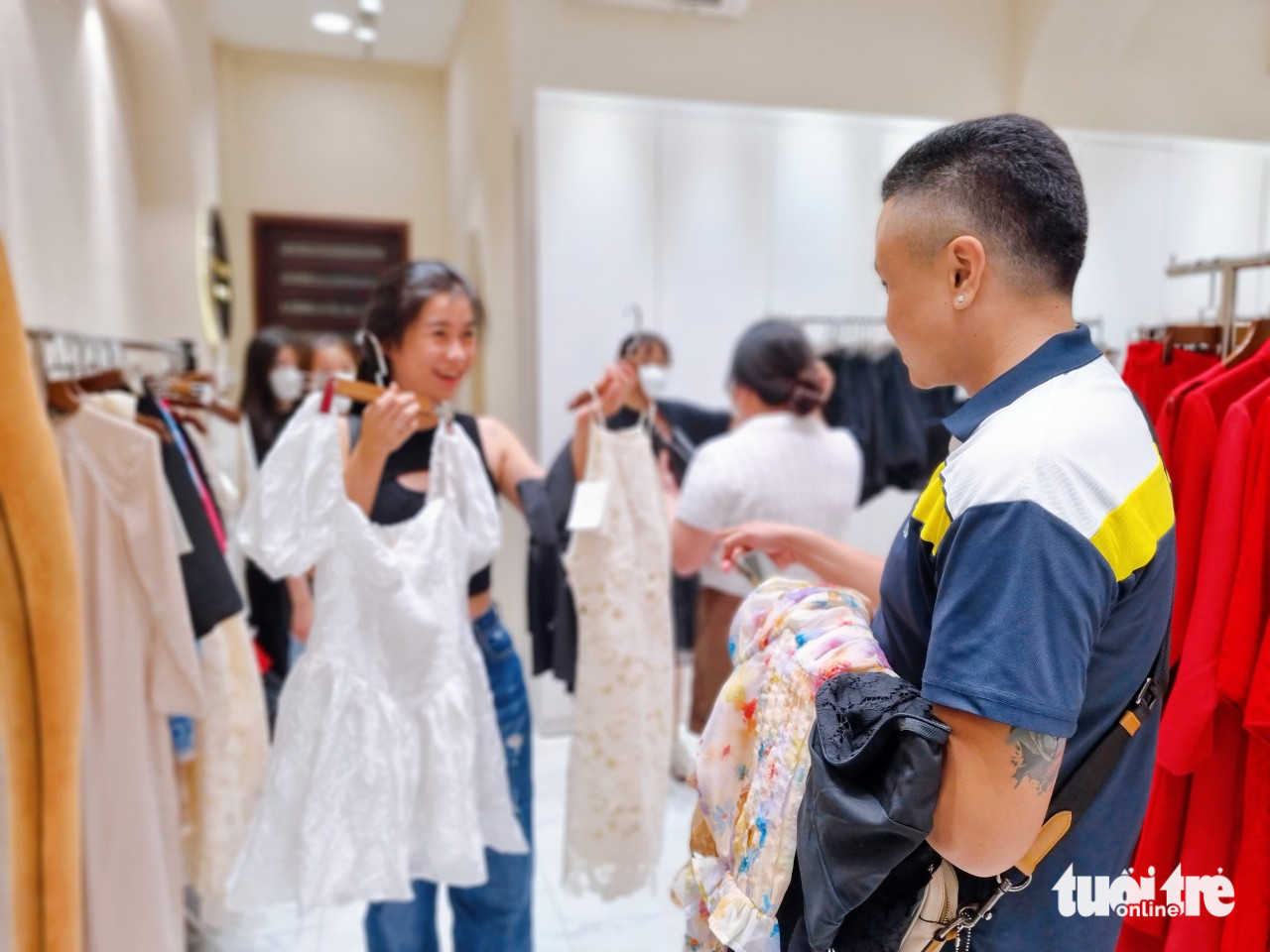 Tran Quoc Thinh accompanies his fiancé during a clothes shopping trip on Nguyen Trai Street in District 1, Ho Chi Minh City, January 2023. Photo: Nhat Xuan / Tuoi Tre