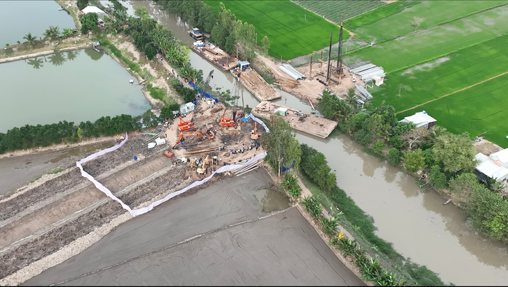 The scene of the incident in which the 10-year-old boy falls into a 35-meter-deep hollow concrete pile in Thanh Binh District, Dong Thap Province. Photo: Tien Trinh / Tuoi Tre