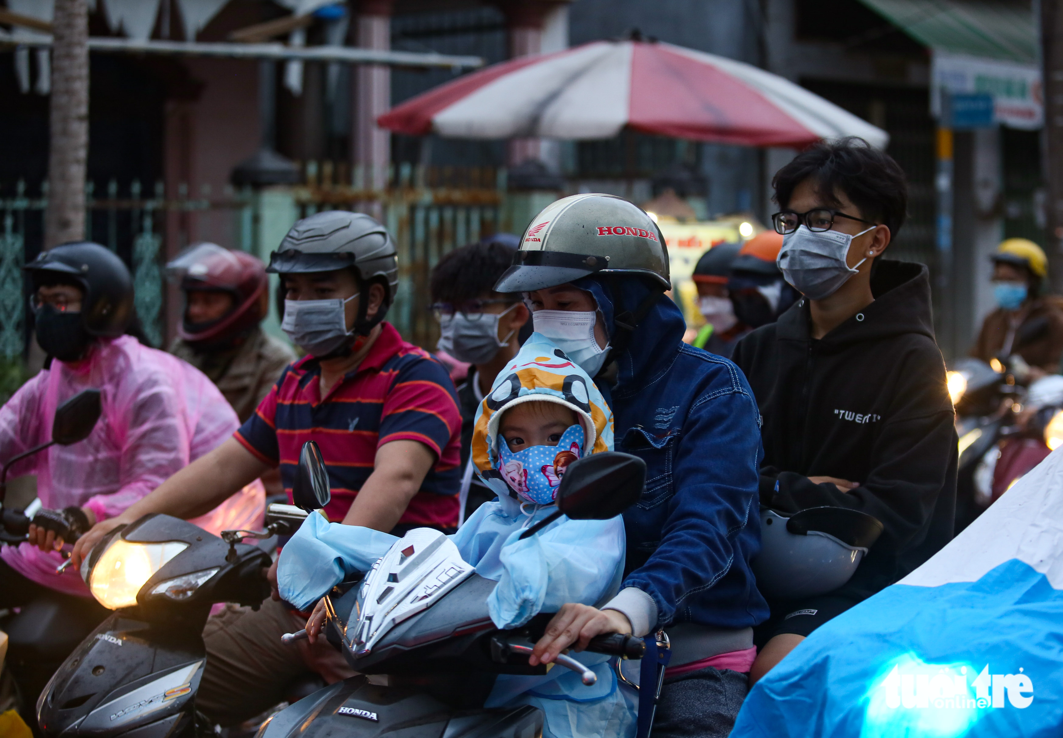 Motorcyclists battle rain and congestion on Ly Thai To Street, which leads to the Cat Lai Ferry, in Dong Nai Province, Vietnam, January 2, 2023. Photo: Chau Tuan / Tuoi Tre