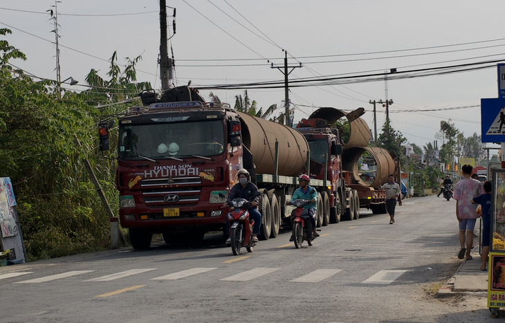 Hollow steel pillars are transported to the scene of the incident to help save the boy. Photo: Buu Long / Tuoi Tre