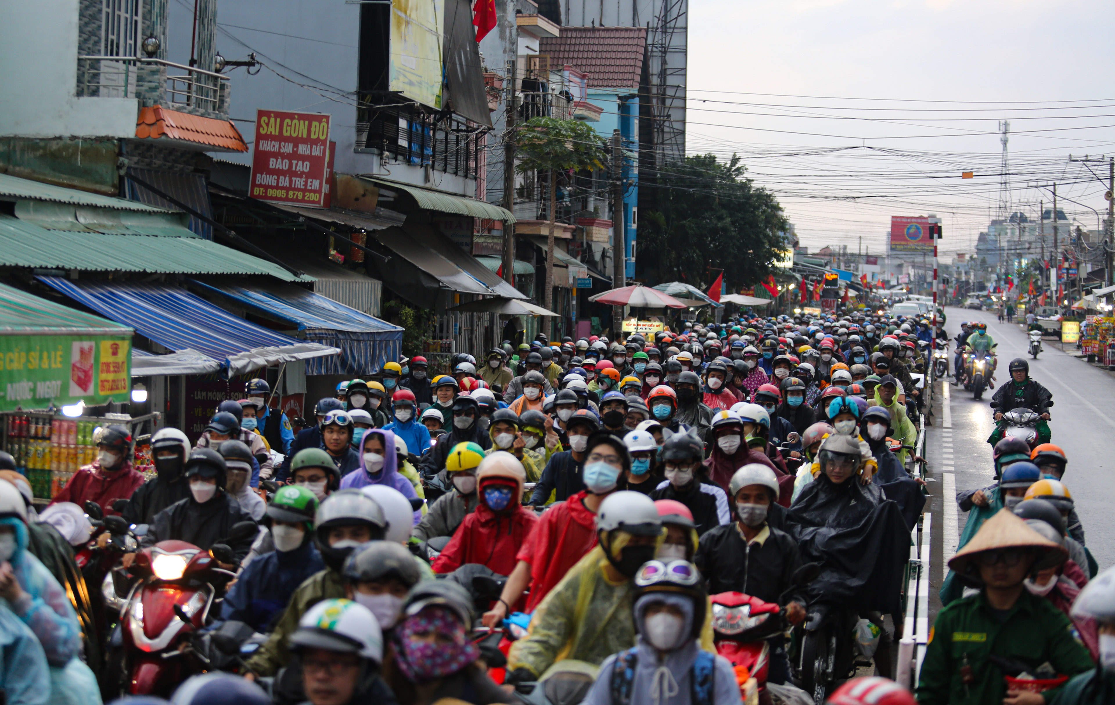 Road to ferry route linked with Ho Chi Minh City jammed as long weekend ends