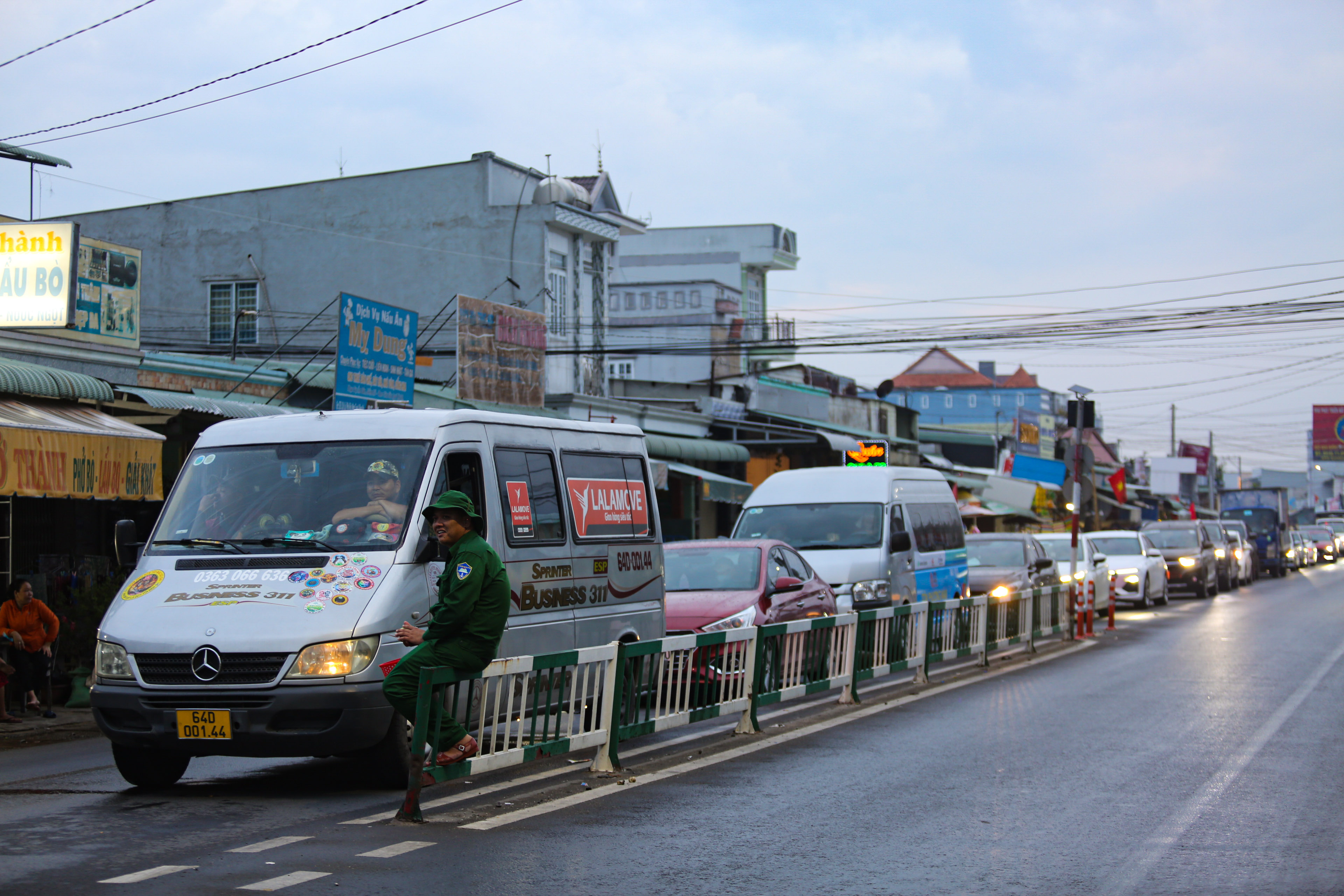 A line of cars stretches two kilometers on Ly Thai To Street, which leads to the Cat Lai Ferry, in Dong Nai Province, Vietnam, January 2, 2023. Photo: Chau Tuan / Tuoi Tre