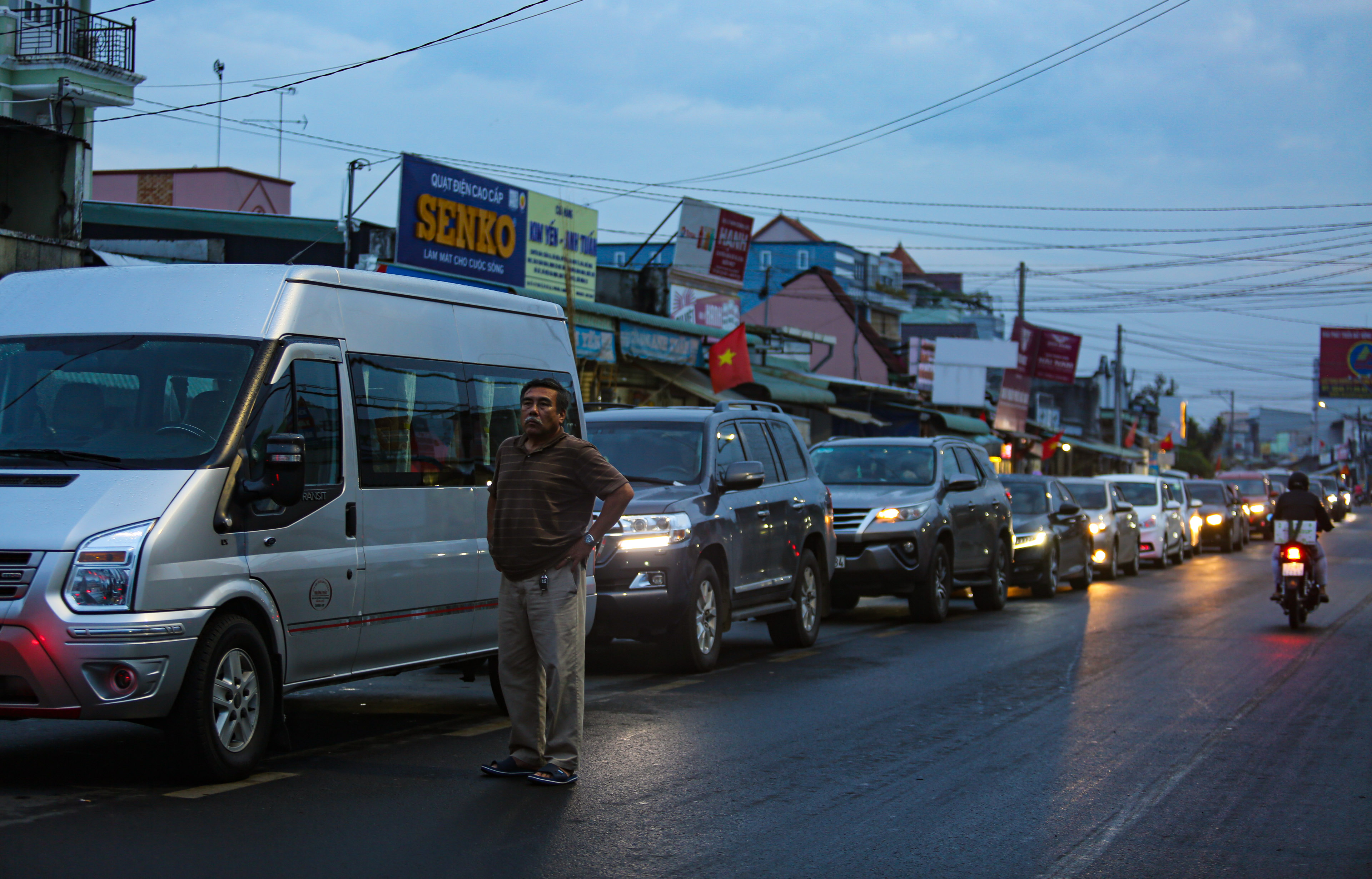 A driver gets out of his van to see the line of automobiles waiting to get on the Cat Lai Ferry on Ly Thai To Street in Dong Nai Province, Vietnam, January 2, 2023. Photo: Chau Tuan / Tuoi Tre