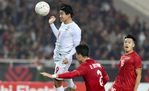 A Myanmar player makes a header in their last group-stage game against Vietnam at the 2022 AFF Cup in Hanoi, January 3, 2023. Photo: Hoang Tung / Tuoi Tre