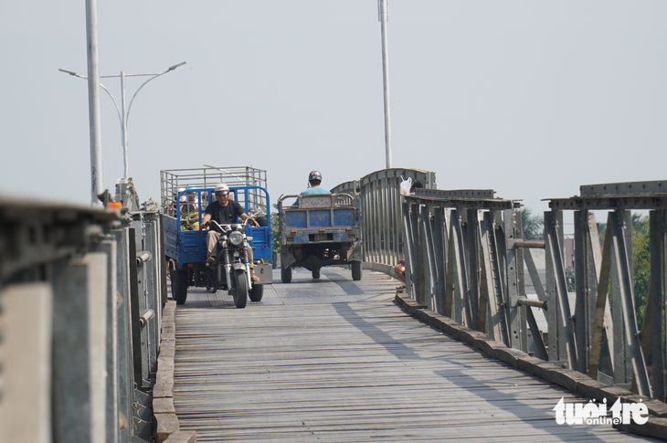 The My Thanh Bridge is narrow, so vehicles are difficult to dodge others. Furthermore, the rough wooden surface causes danger to drivers. Photo: Mau Truong / Tuoi Tre