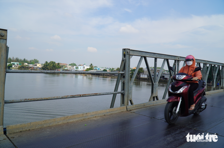 The bridge railings are widely spaced which are dangerous to bridge users. Photo: Mau Truong / Tuoi Tre