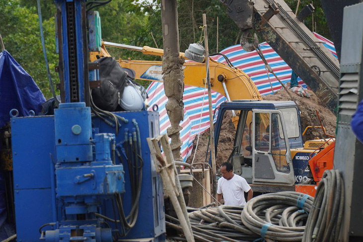 After determining that the boy has died, rescuers decide to change the rescue plan to recover the body of the boy. Photo: Mau Truong / Tuoi Tre