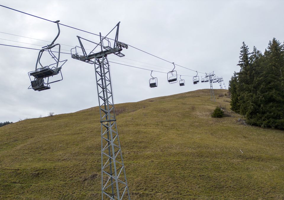 View of a closed chair-lift of Les Fers amid warmer-than-usual winter temperatures in the Alps in Leysin, Switzerland, January 4, 2023. Photo: Reuters