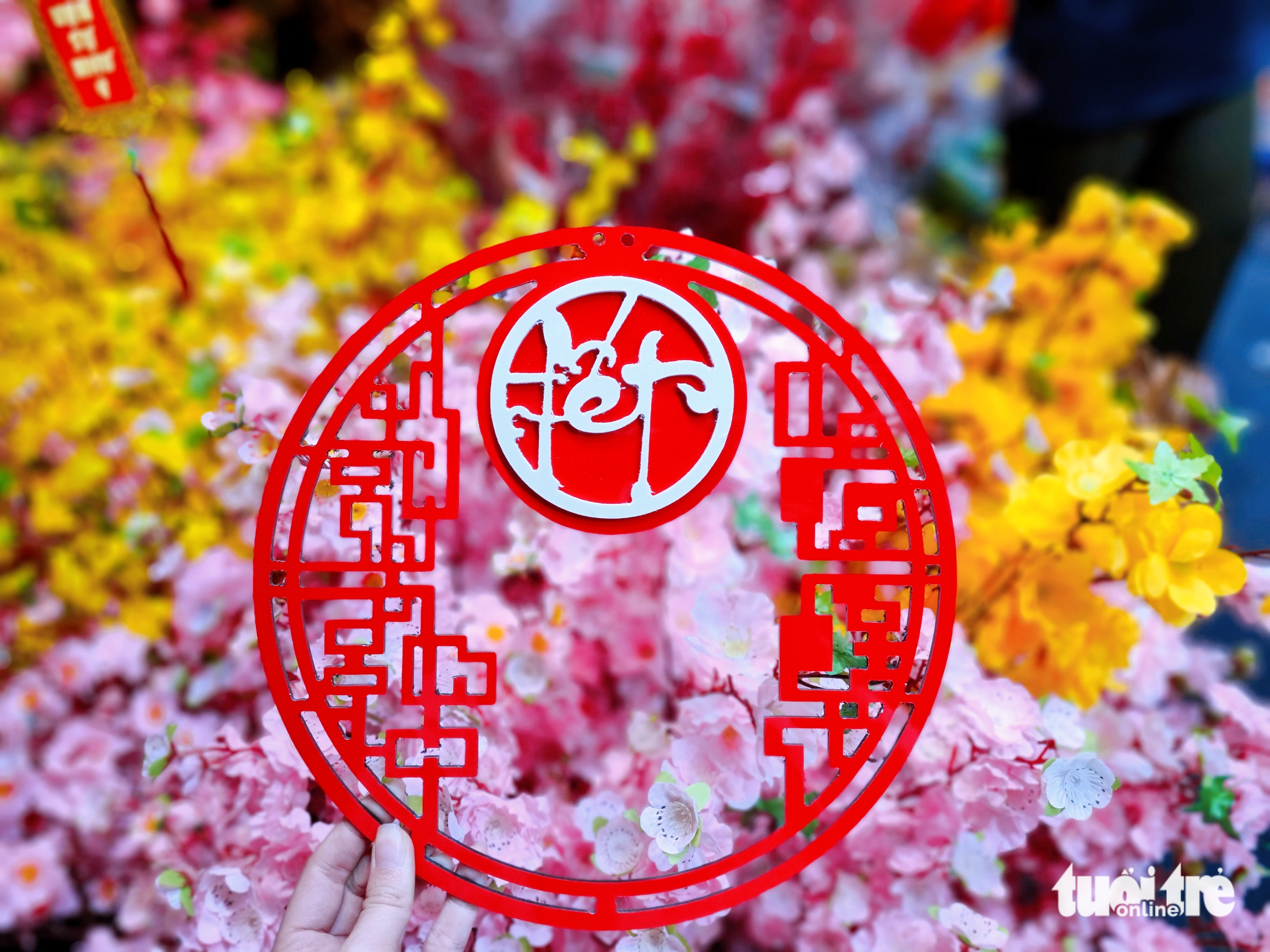 A Tet decoration is put up for sale at a store on Hai Thuong Lan Ong Street in District 5, Ho Chi Minh City. Photo: Nhat Xuan / Tuoi Tre