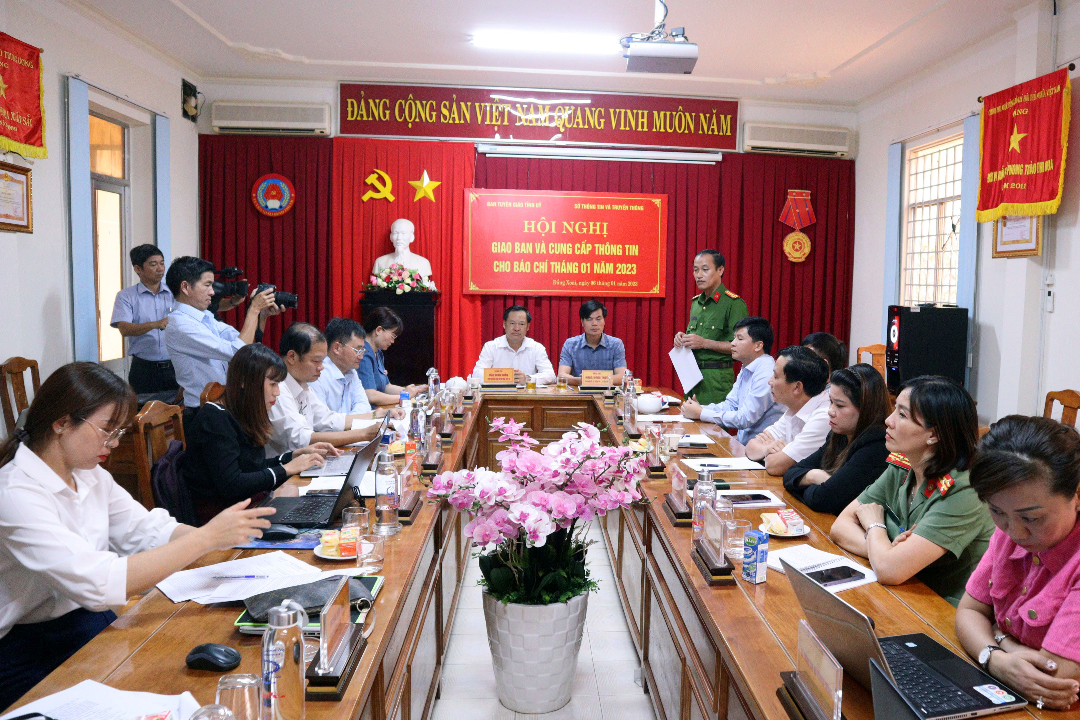 Colonel Nguyen Huy Hai (R, standing), deputy director of the Binh Phuoc Department of Public Security, speaks at a press briefing on the fire truck accident that killed two officers and injured four others in Binh Phuoc Province, Vietnam, January 6, 2023. Photo: A.B. / Tuoi Tre
