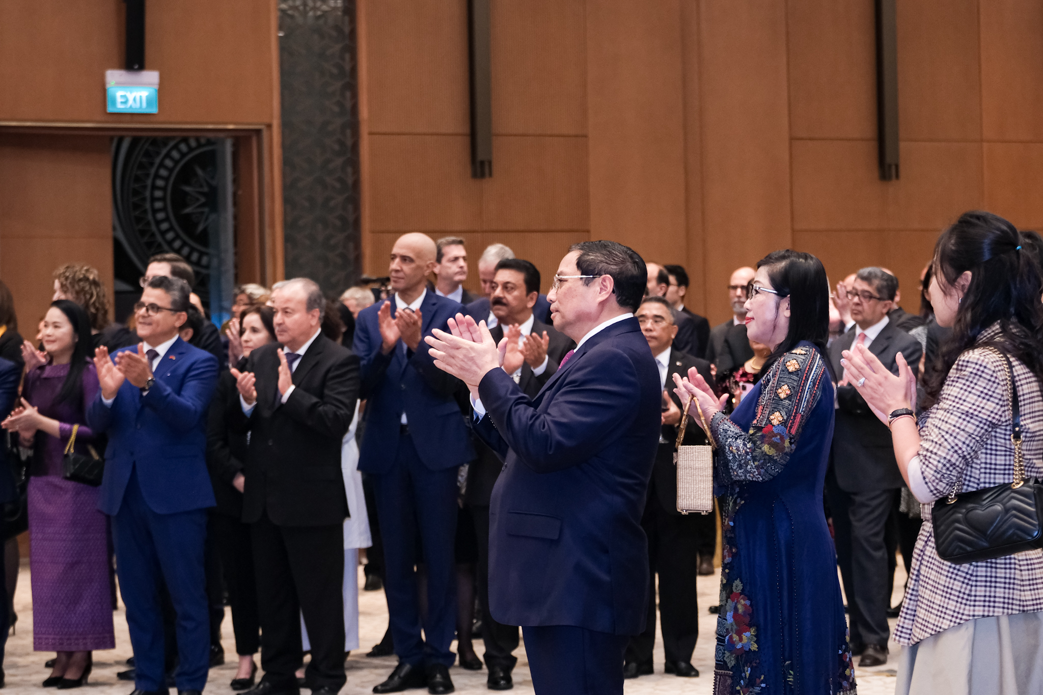 Vietnamese Prime Minister Pham Minh Chinh  and diplomats enjoy a folk music performance at the banquet in Hanoi, January 9, 2022. Photo: Nam Tran / Tuoi Tre