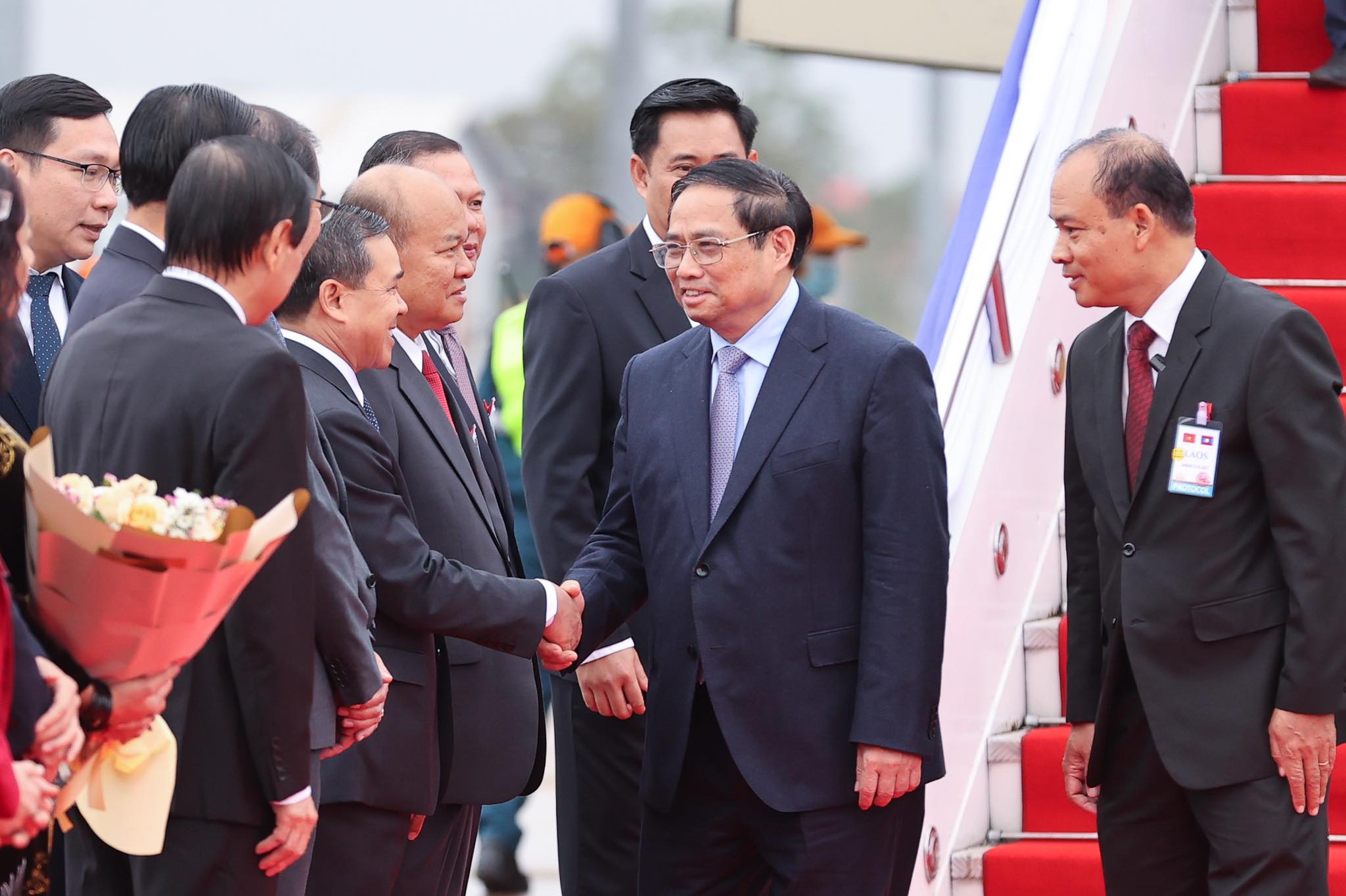 Vietnamese Prime Minister Pham Minh Chinh is welcomed at Wattay International Airport in Vientiane, Laos, January 11, 2022. Photo: Nhat Bac / Tuoi Tre