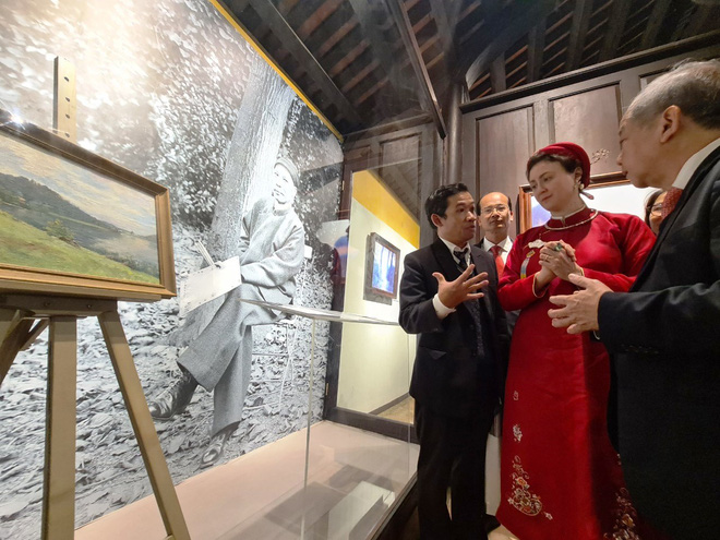 Delegates look at a painting by Emperor Ham Nghi at an exhibition in Thua Thien-Hue Province, Vietnam, January 10, 2023. Photo: Nhat Linh / Tuoi Tre