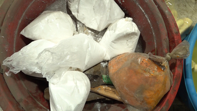 Chemicals with unknown origins are used to soak bamboo shoots and lotus stems at Binh Dien Wholesale Market in District 8, Ho Chi Minh City. Photo: Ho Chi Minh City Police