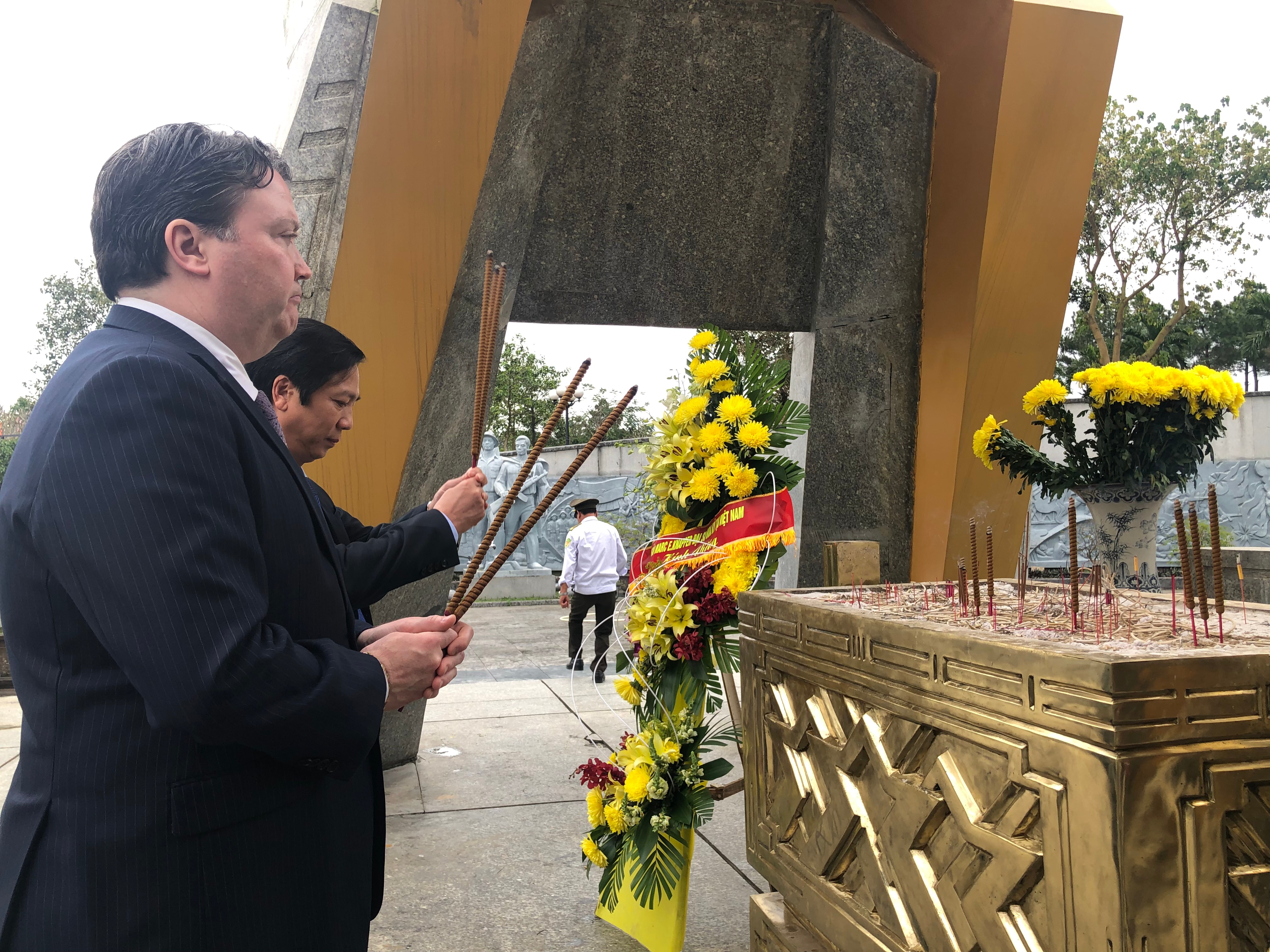U.S. Ambassador to Vietnam Marc Knapper offers incense at the Road 9 National Martyrs' Cemetery in Quang Tri Province, Vietnam, January 11, 2022. Photo: Hong Van / Tuoi Tre