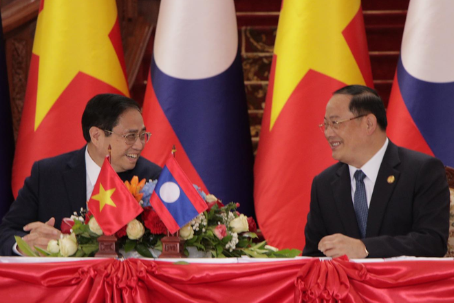 Vietnam, Laos pledge to foster ties, ink 10 cooperative deals