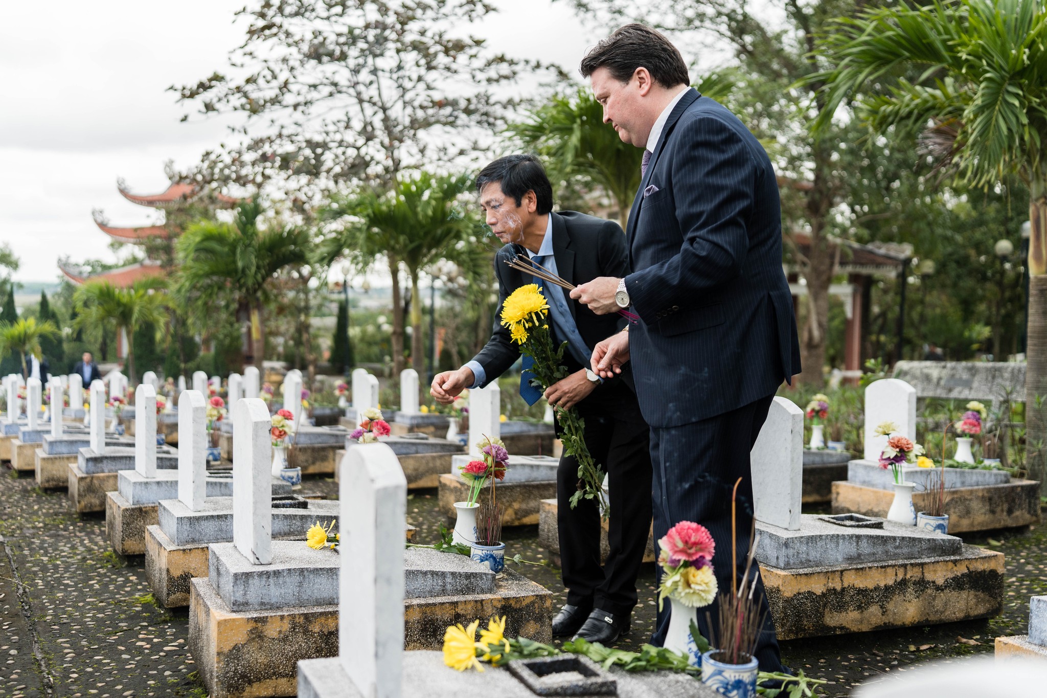 U.S. Ambassador to Vietnam Marc Knapper (R) offers incense at the Road 9 National Martyrs' Cemetery in Quang Tri Province, Vietnam, January 11, 2022. Photo: Hong Van / Tuoi Tre