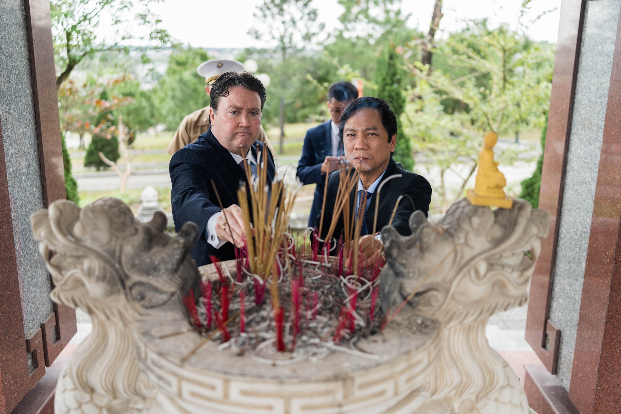 U.S. Ambassador to Vietnam Marc Knapper (L) offers incense at the Road 9 National Martyrs' Cemetery in Quang Tri Province, Vietnam, January 11, 2022. Photo: Hong Van / Tuoi Tre