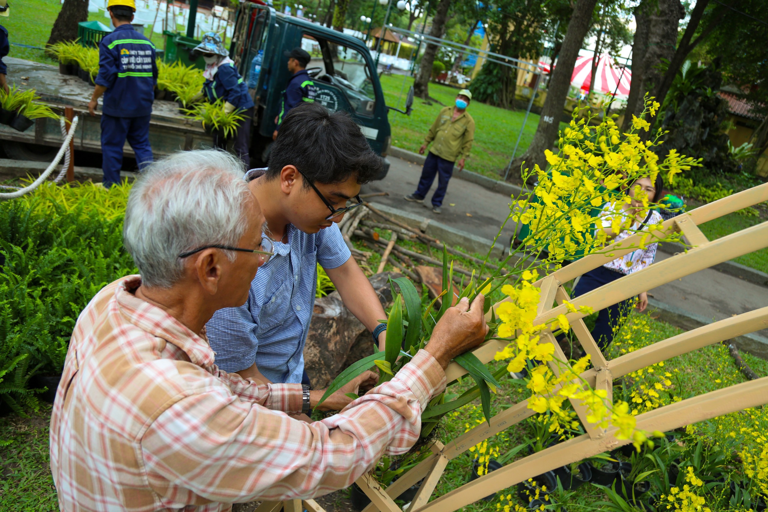 Plant growers decorate a gate with orchid pots at the Spring Flower Festival 2023 in Tao Dan Park in District 1, Ho Chi Minh City, January 11, 2023. Photo: Tuoi Tre