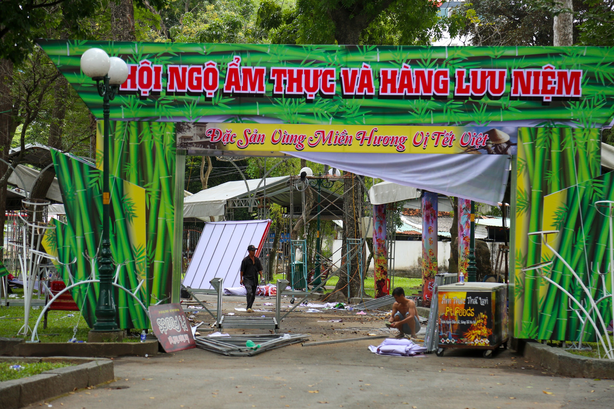 Workers set up the food and souvenir area at the Spring Flower Festival 2023 in Tao Dan Park in District 1, Ho Chi Minh City, January 11, 2023. Photo: Tuoi Tre
