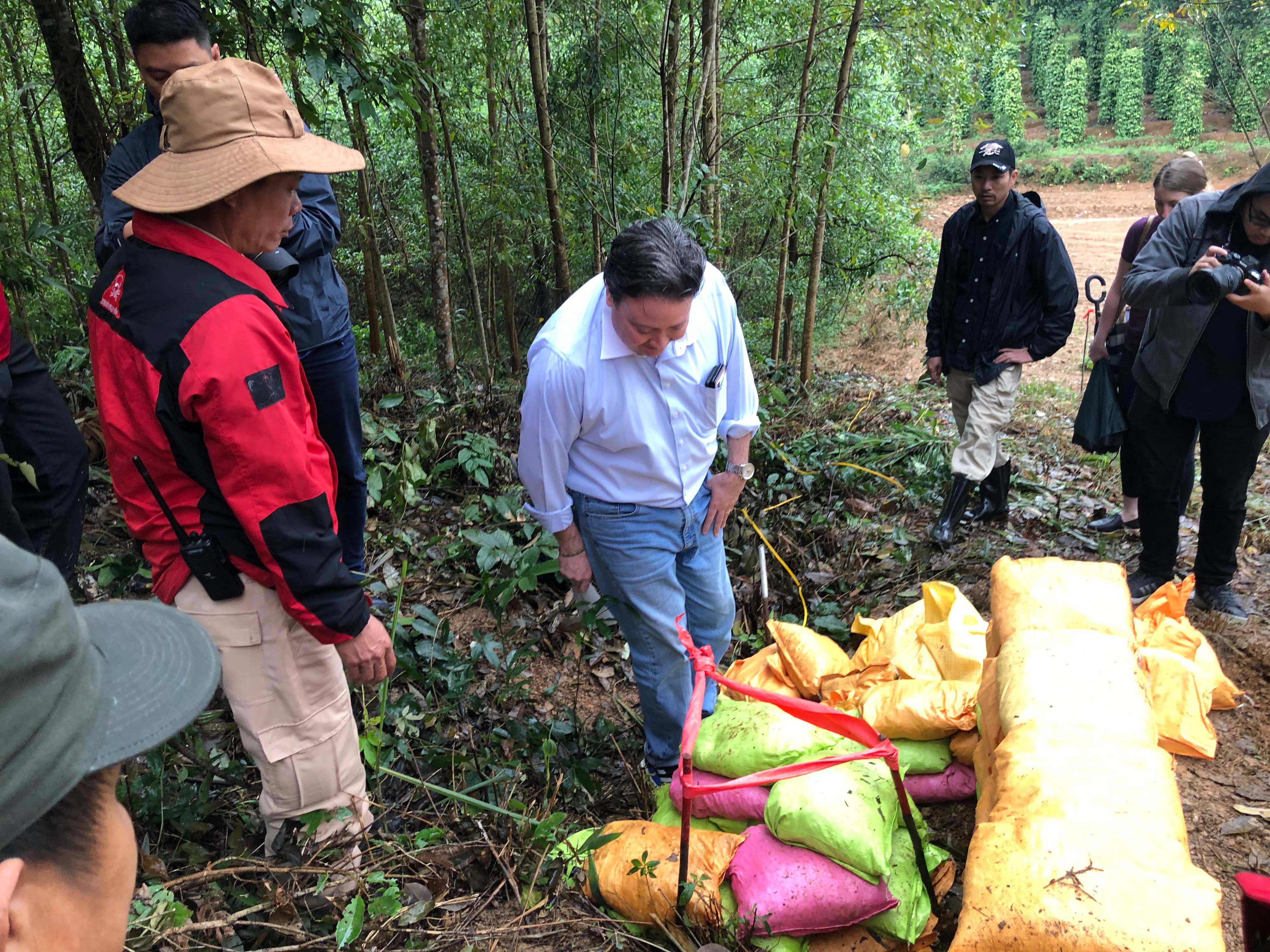 U.S. Ambassador to Vietnam Marc Knapper takes part in mine clearing activities in Quang Binh Province, Vietnam, January 12, 2022. Photo: Hong Van / Tuoi Tre