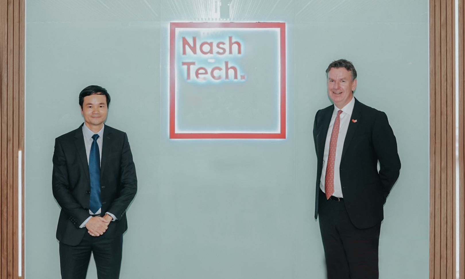 Cuong Nguyen (left), Managing Director of NashTech Vietnam, and Nick Lonsdale, CEO of NashTech.