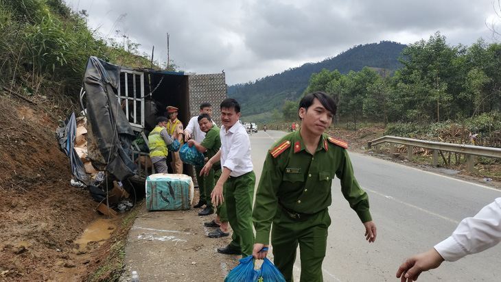 Three killed as truck overturns in central Vietnam