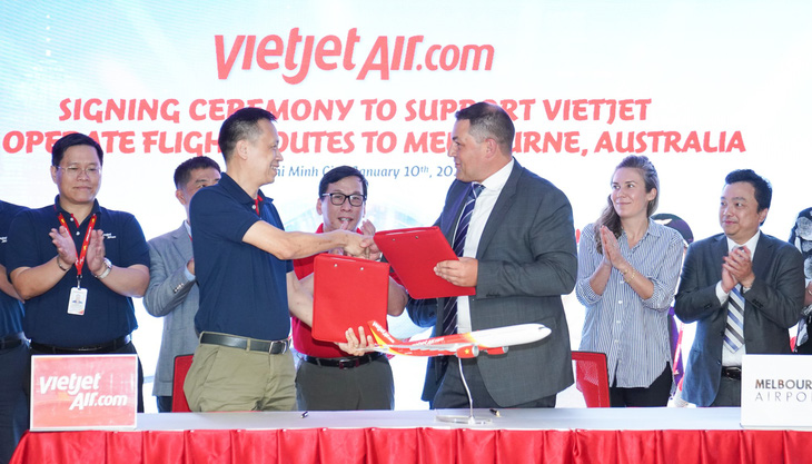 Deputy general director of Vietjet Nguyen Thanh Son and Jim Parashos, chief of aviation at Melbourne Airport, sign a cooperation agreement.
