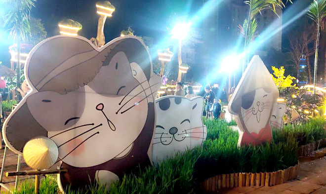 Lovely cat decorations in Tuy Hoa City, Phu Yen Province, Vietnam. Photo: Cao Minh / Tuoi Tre