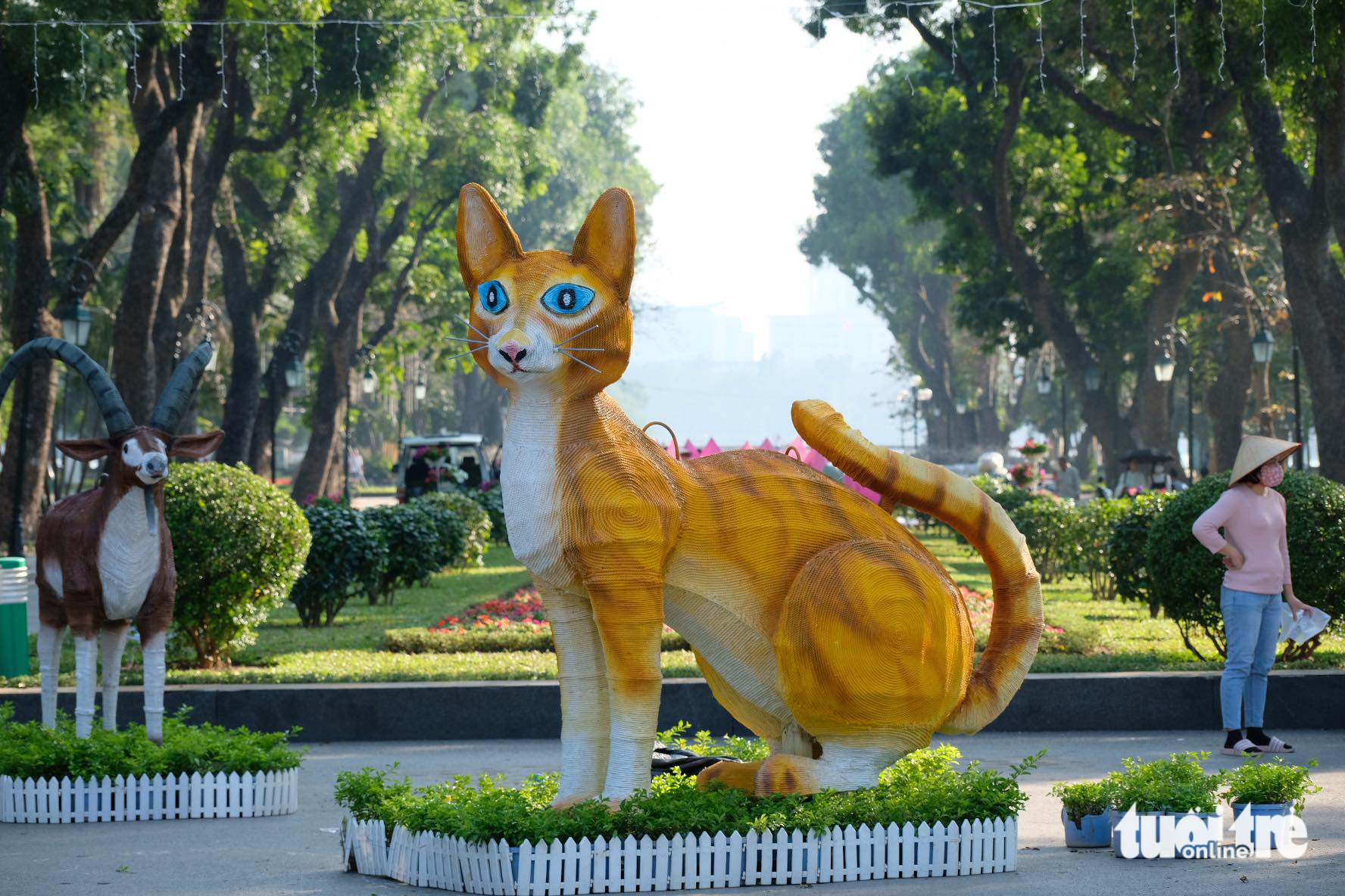 The golden cat figure in Thong Nhat Park, Dong Da District, Hanoi. Photo: Nguyen Bao / Tuoi Tre