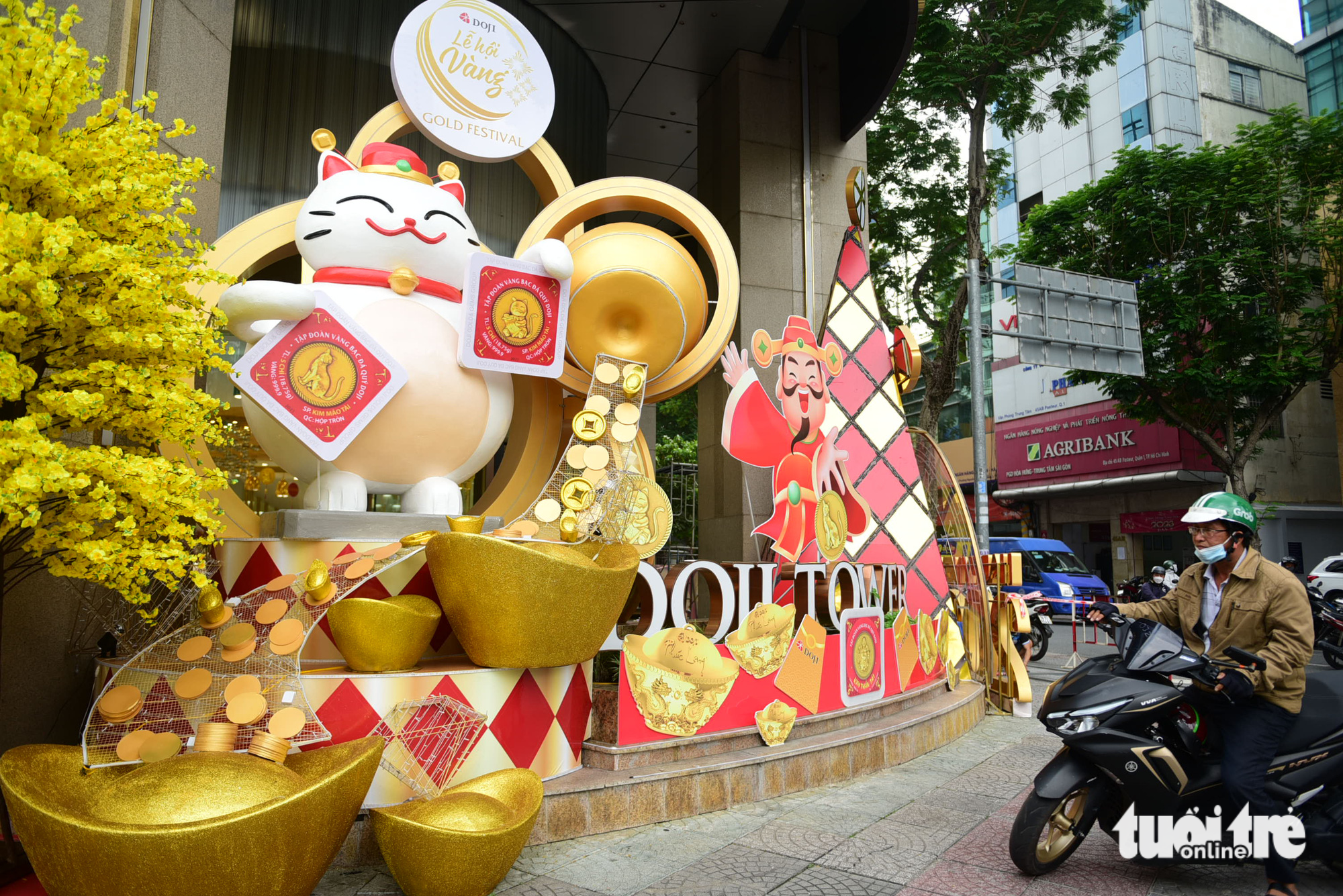 A golden cat carrying money and gold, meant to symbolize the desire of fortune in the coming year, is located in District 1, Ho Chi Minh City. Photo: Ngoc Phuong / Tuoi Tre
