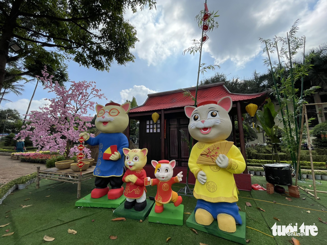 A ‘family’ of cat statues in Buon Ma Thuot City, Dak Lak Province, Vietnam. Photo: Trung Tan / Tuoi Tre