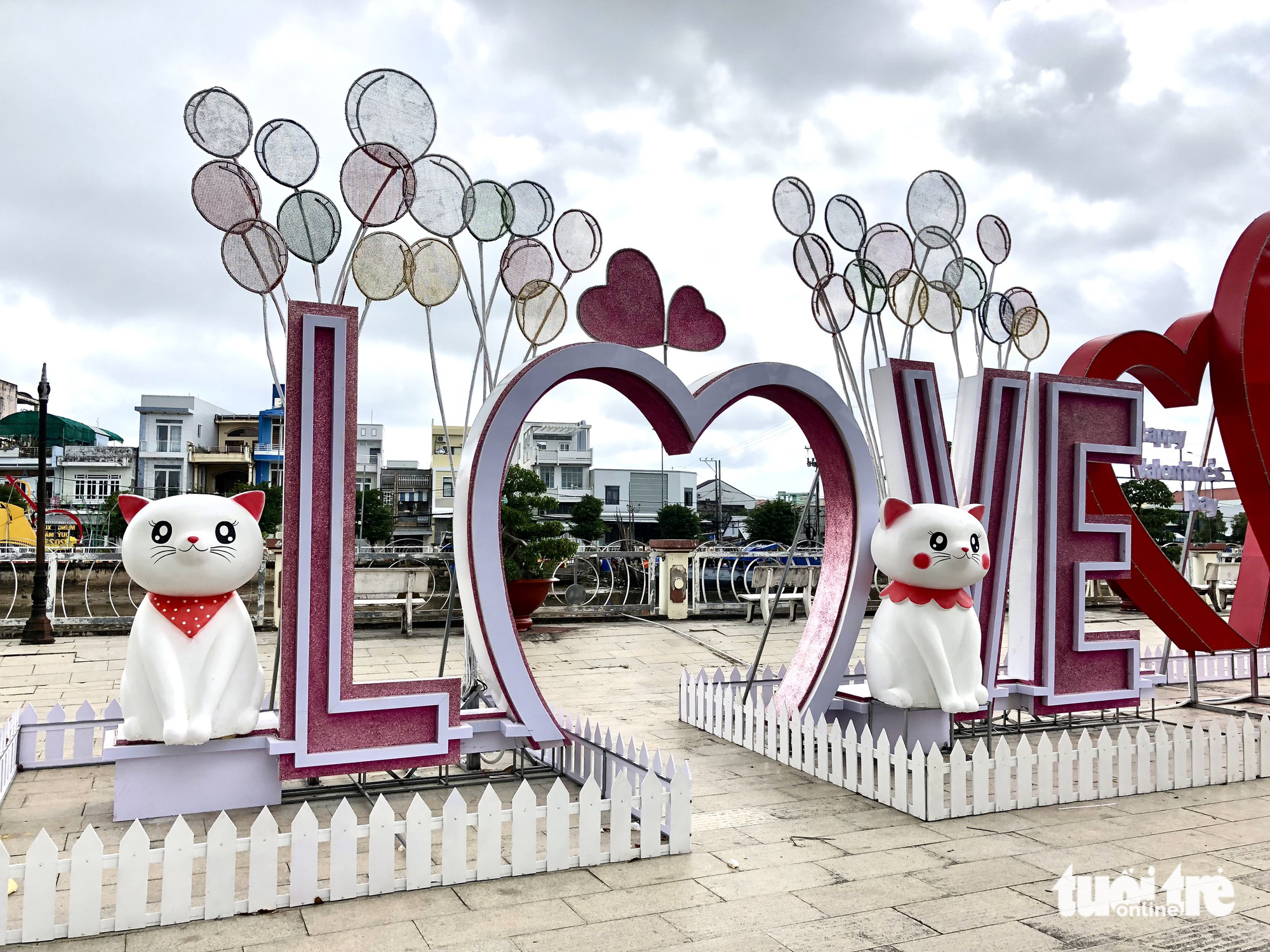 Lovely white cat statues in Hung Vuong Square, Bac Lieu Province, Vietnam. Photo: Chi Quoc / Tuoi Tre