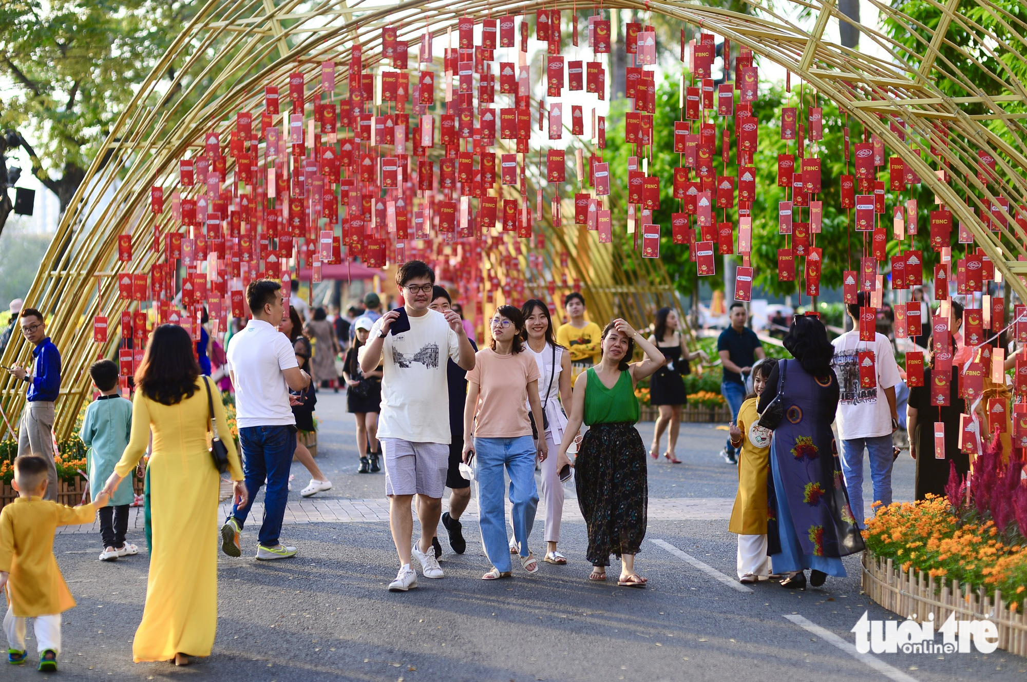 Flower festival in Ho Chi Minh City’s Phu My Hung attracts multiple visitors