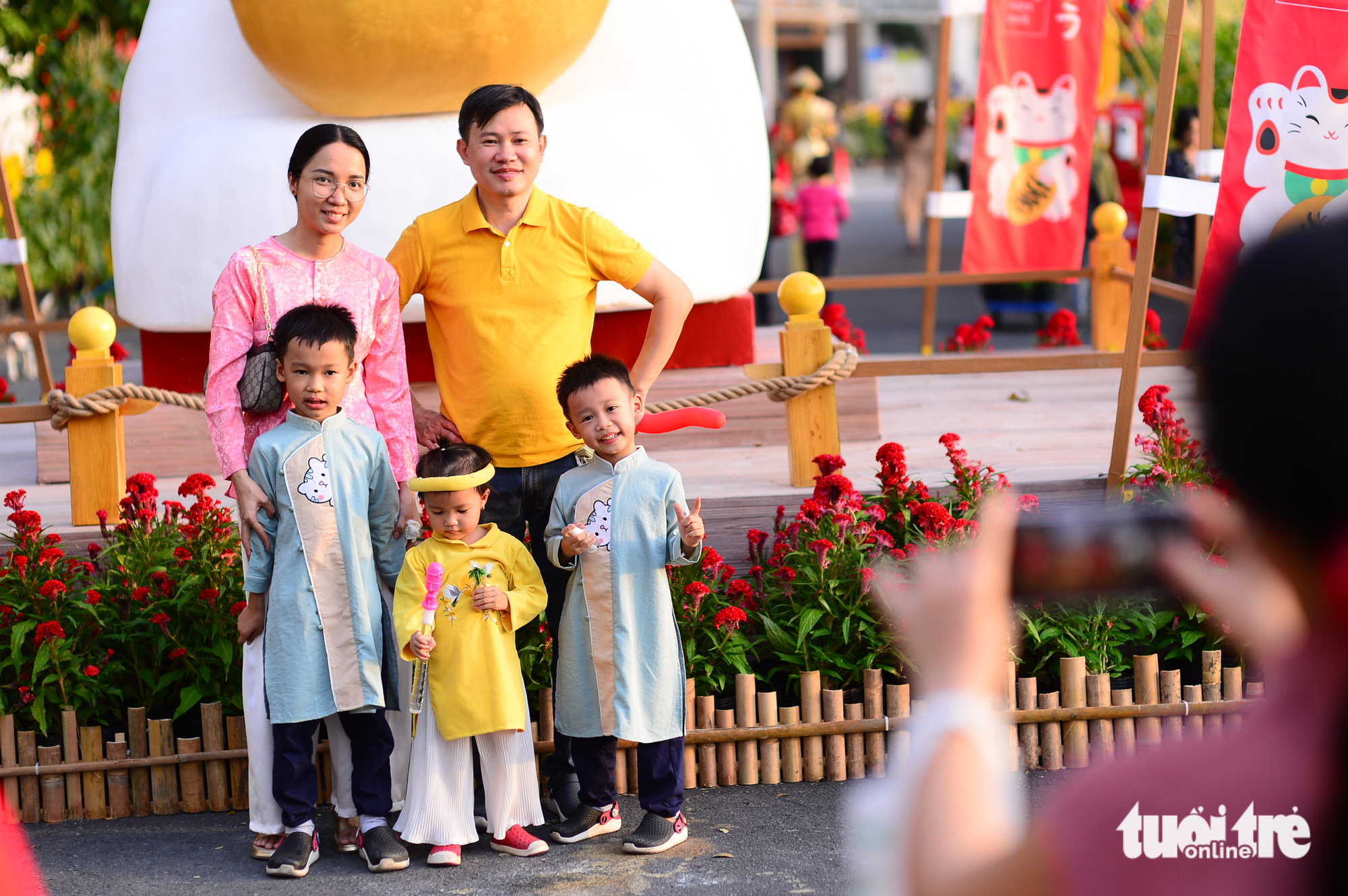 Many families pose for photos in the flower festival. Photo: Quang Dinh / Tuoi Tre