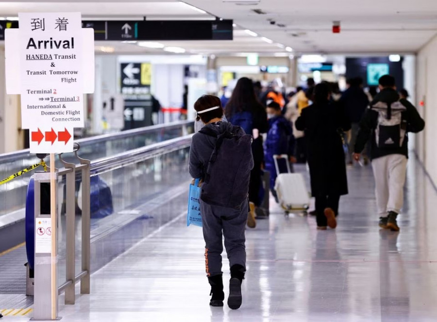 Passengers of a plane from Dalian in China, head to the coronavirus disease (COVID-19) test area, upon their arrival at Narita international airport in Narita, east of Tokyo, Japan January 12, 2023. Photo: Reuters