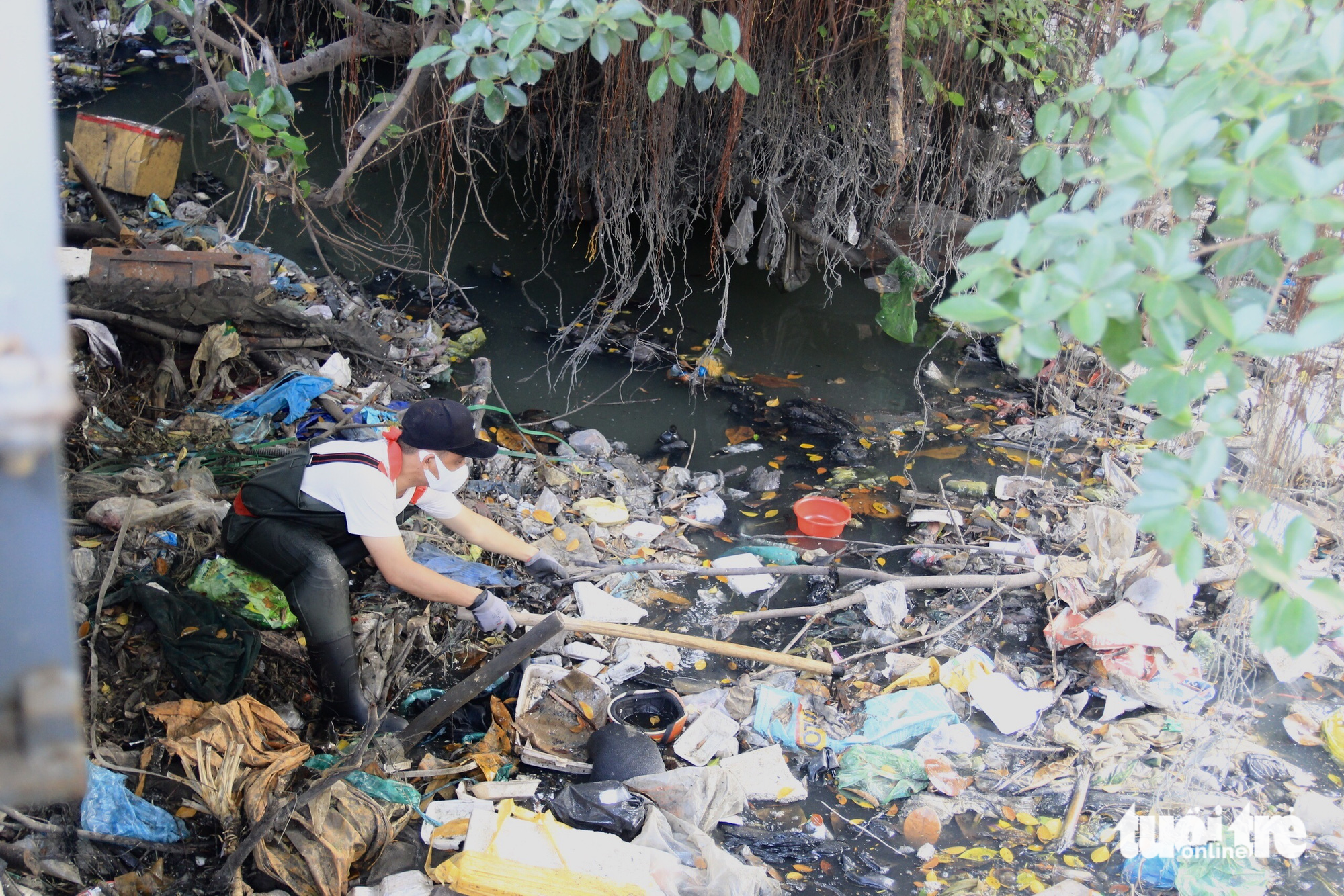 Phan Nhan, a 23-year-old man from the Central Highlands of Dak Lak, said while raking garbage bags out of a canal that ‘members earlier worn wellington boots and glovers only. We now equip more personal protective equipment to avoid broken glass pieces and injection needles’.
