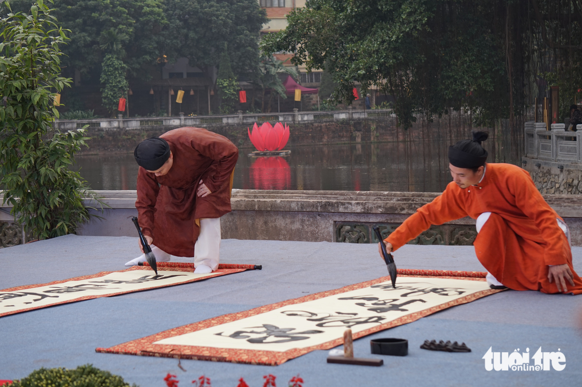 Two calligraphers perform at the Spring Calligraphy Festival this year. Photo: T.Dieu / Tuoi Tre