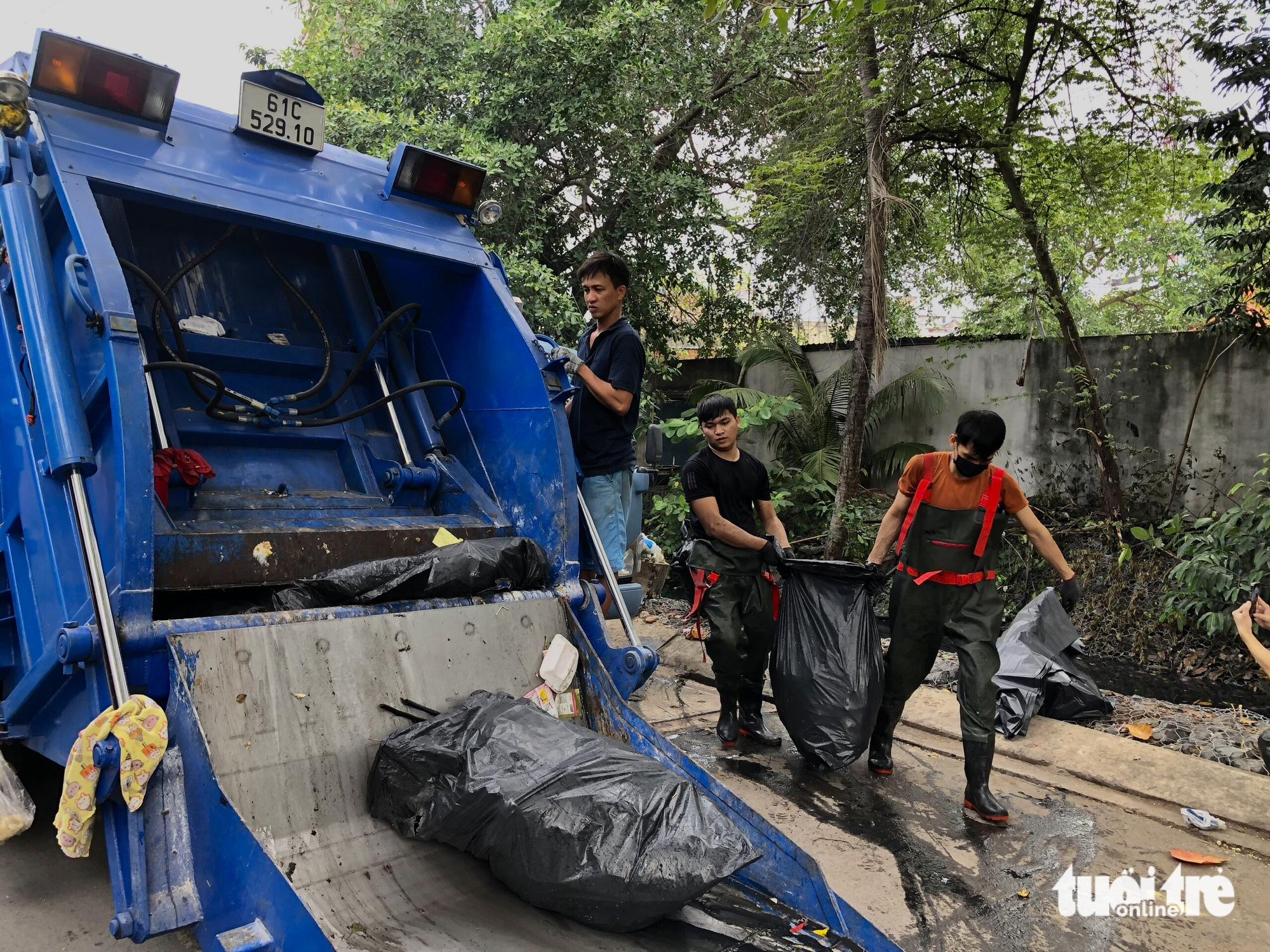 Many garbage trucks and sanitation workers help them transport garbage to landfills. Nguyen Van Hai, a sanitation worker, said ‘Seeing them collect garbage, I feel happy and thankful.’