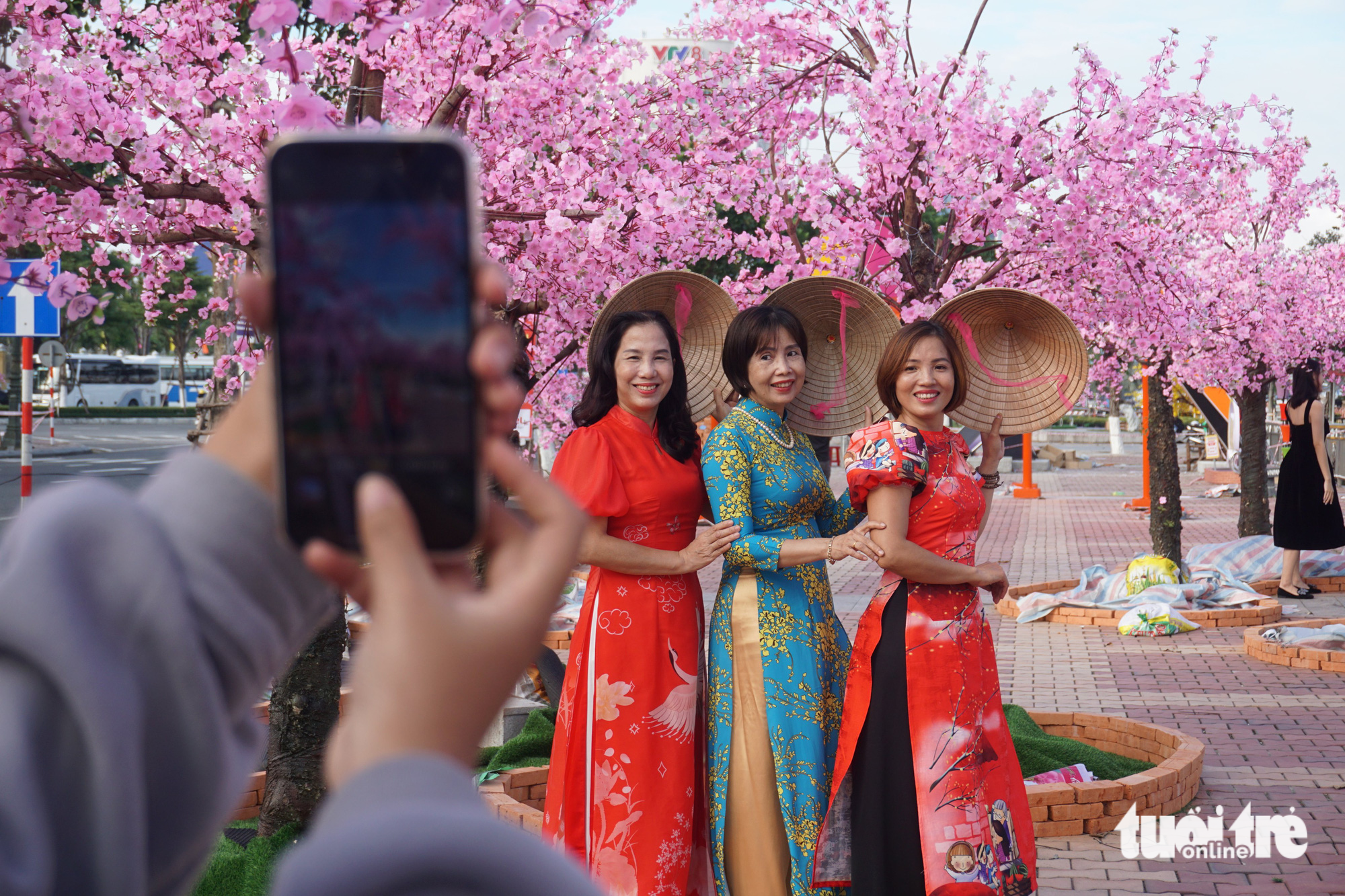Rows of peach blossoms on a section of more than 40 meters have attracted many visitors. Photo: Doan Nhan / Tuoi Tre