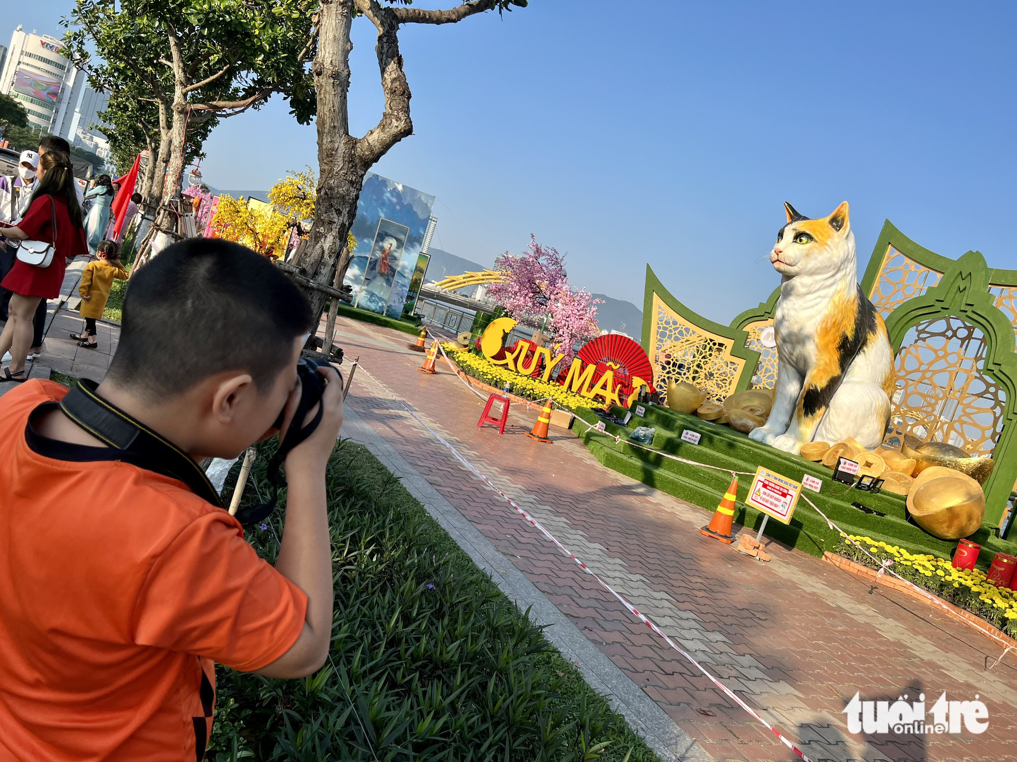 Local residents and tourists take photos with a cat statue in Da Nang. Photo: Pham Huong / Tuoi Tre