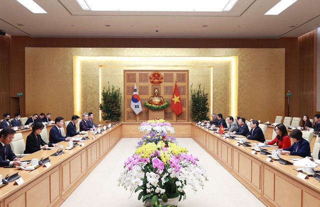 A meeting between the two delegations of South Korea and Vietnam led by South Korean Speaker Kim Jin-pyo and Vietnamese Prime Minister Pham Minh Chinh, respectively, in Hanoi on January 17, 2023. Photo: Vietnam Government Portal