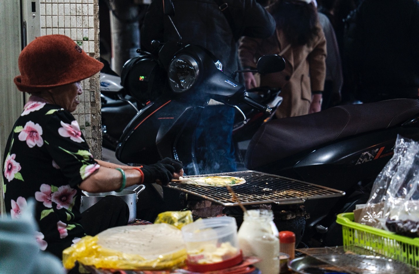 “Ba Khung” (Crazy lady) makes banh trang nuong (grilled rice paper), which is considered Vietnamese pizza. Her stall is one of the most famous banh trang nuong stalls in Da Lat. Photo: Nguyen Trung Au / Tuoi Tre News