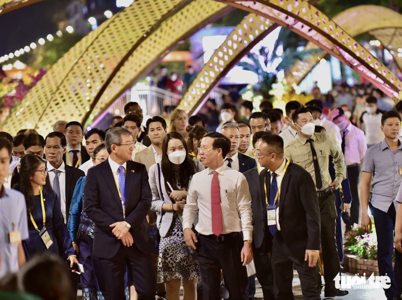 Delegates visit the flower street after attending the flower street opening ceremony. Photo: T.T.D. / Tuoi Tre