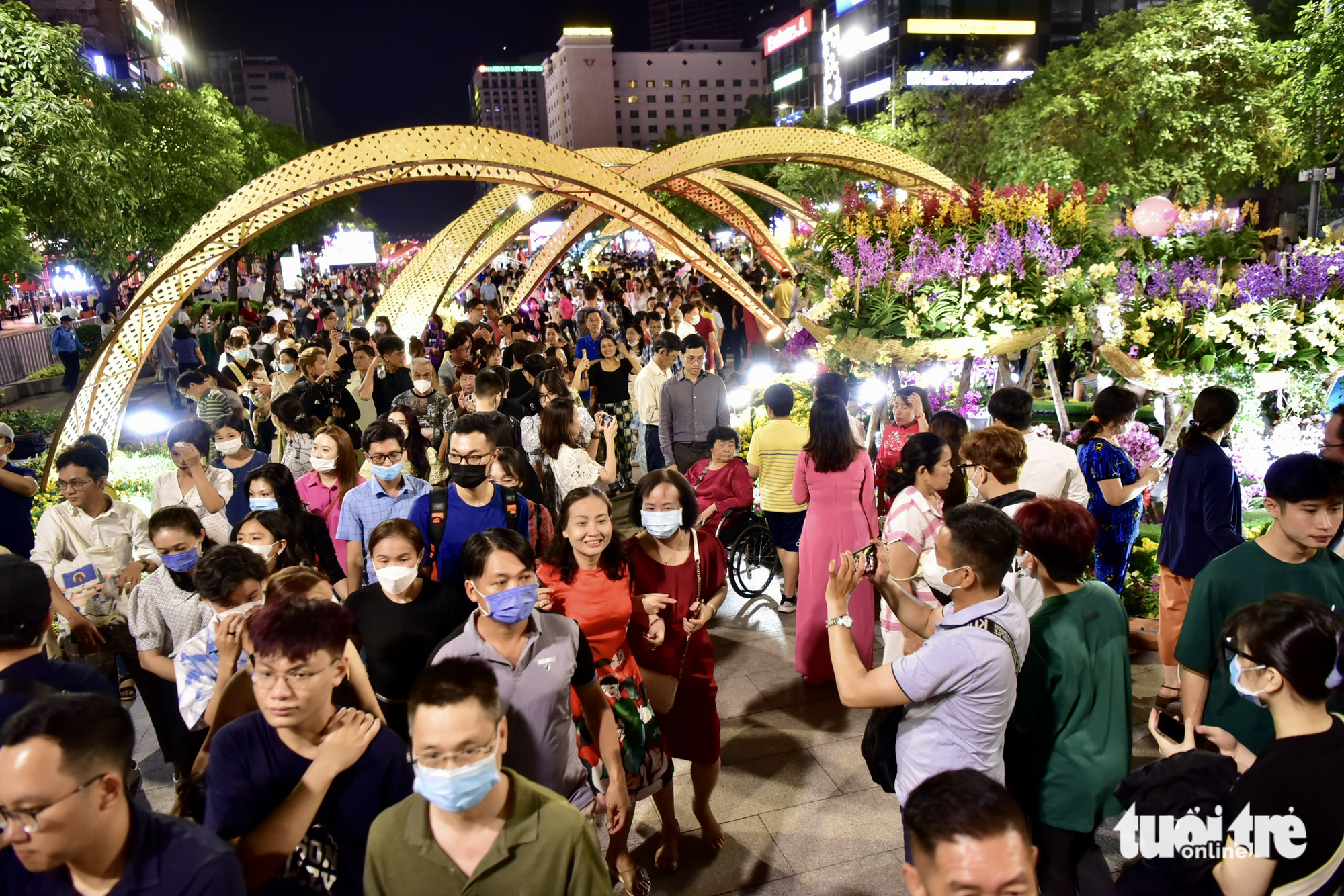 The flower street opens at 7:45 pm on Thursday. Photo: T.T.D. / Tuoi Tre