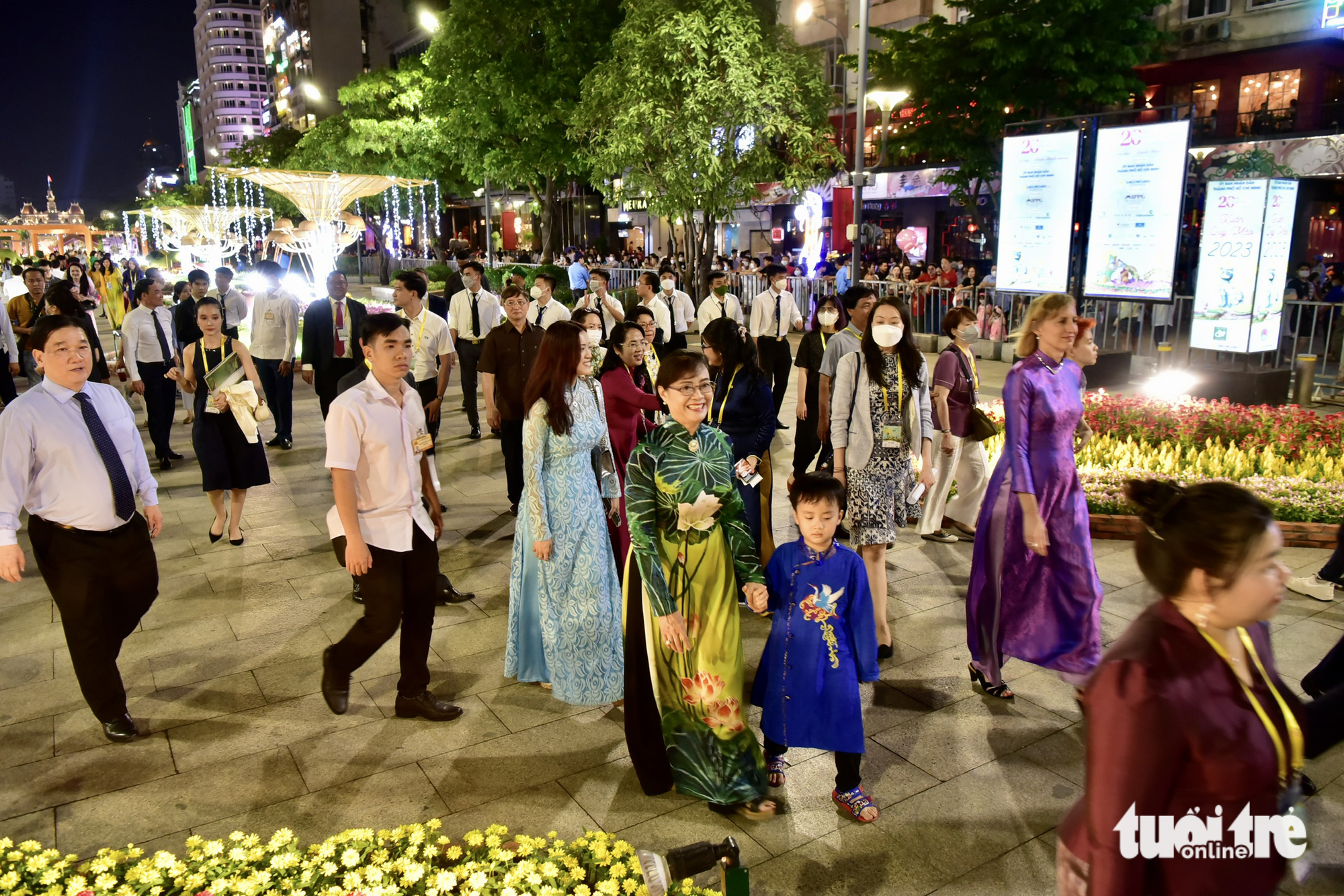Some female consuls of other countries in Ho Chi Minh City wearing ao dai (a Vietnamese traditional outfit) while visiting the flower street. Photo: T.T.D. / Tuoi Tre