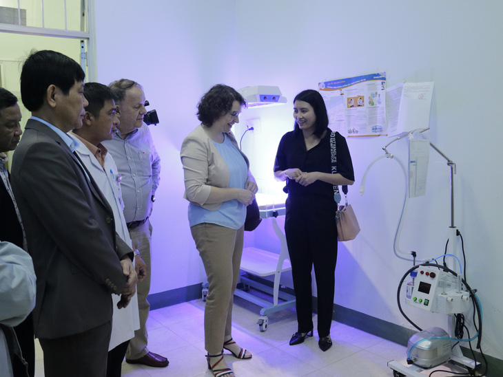 German Consulate General, VCF donate medical equipment to health center in central Vietnam