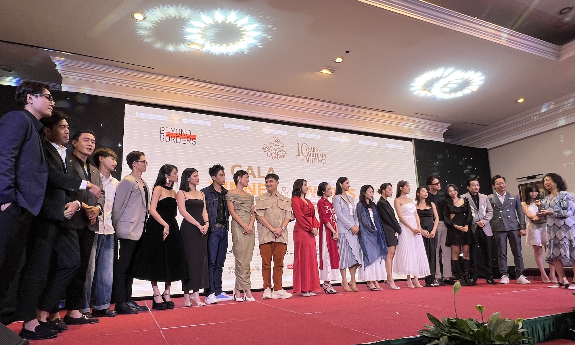 Young actors and actresses that were trained by Autumn Meeting, a non-profit cultural organization founded by Vietnamese filmmakers Phan Dang Di and Tran Thi Bich Ngoc, meet at a gala dinner, November 20, 2022. Photo: Mi Ly / Tuoi Tre