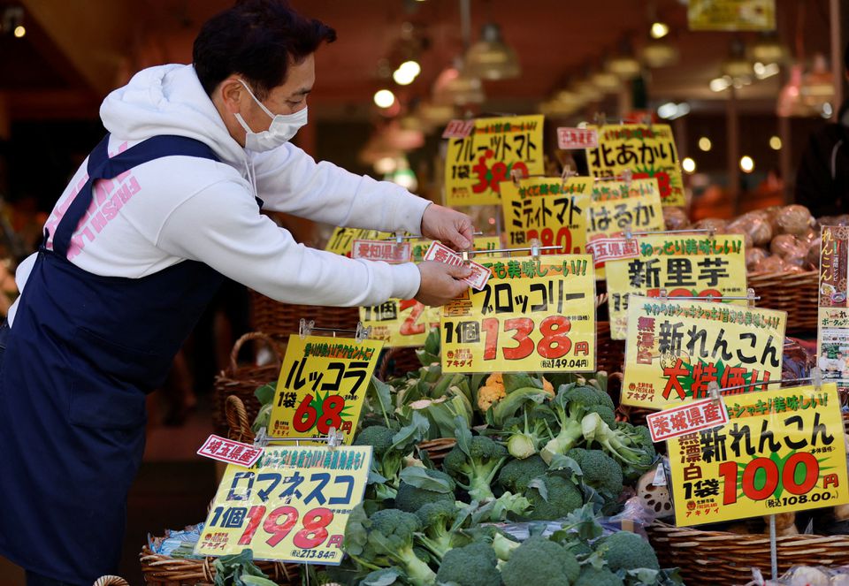 In a Tokyo supermarket, signs of struggle for Japanese business